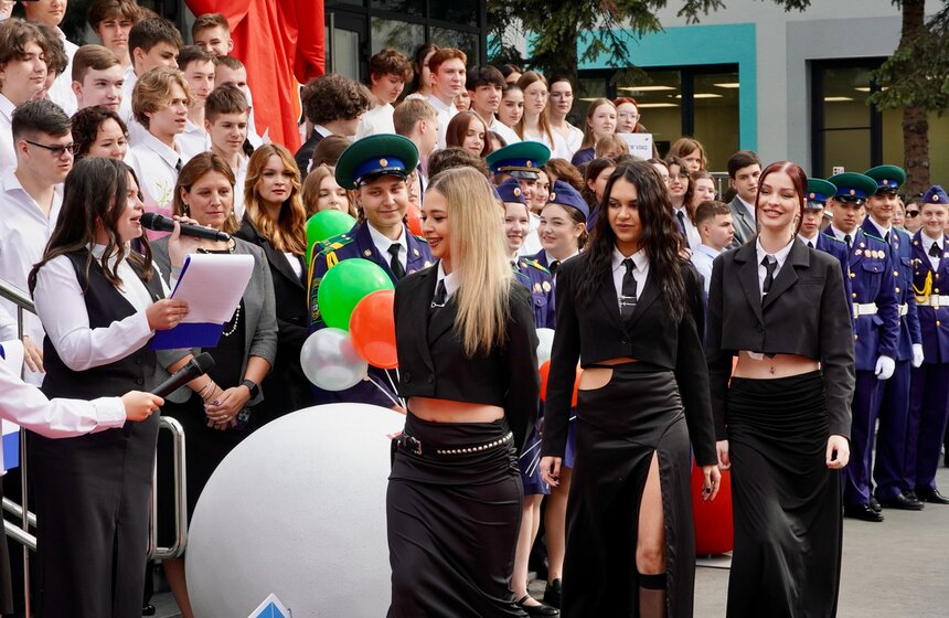 Праздничная линейка ко Дню знаний прошла в образовательном центре "Протон" 12 фото