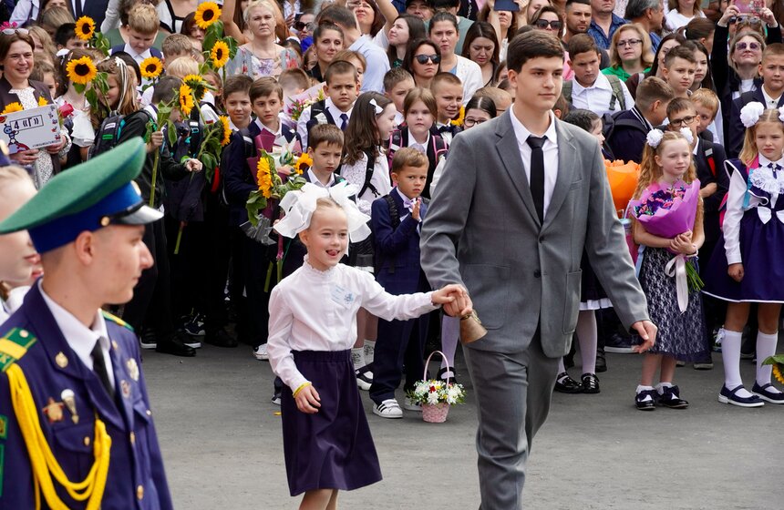 Праздничная линейка ко Дню знаний прошла в образовательном центре "Протон" 17 фото
