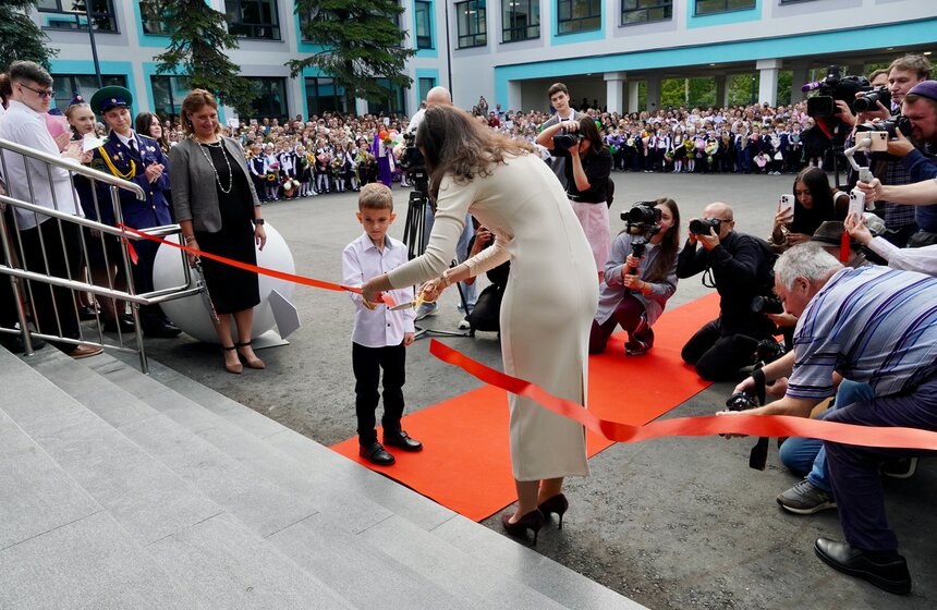 Праздничная линейка ко Дню знаний прошла в образовательном центре "Протон" 18 фото