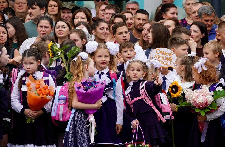 Праздничная линейка ко Дню знаний прошла в образовательном центре "Протон" 11 фото