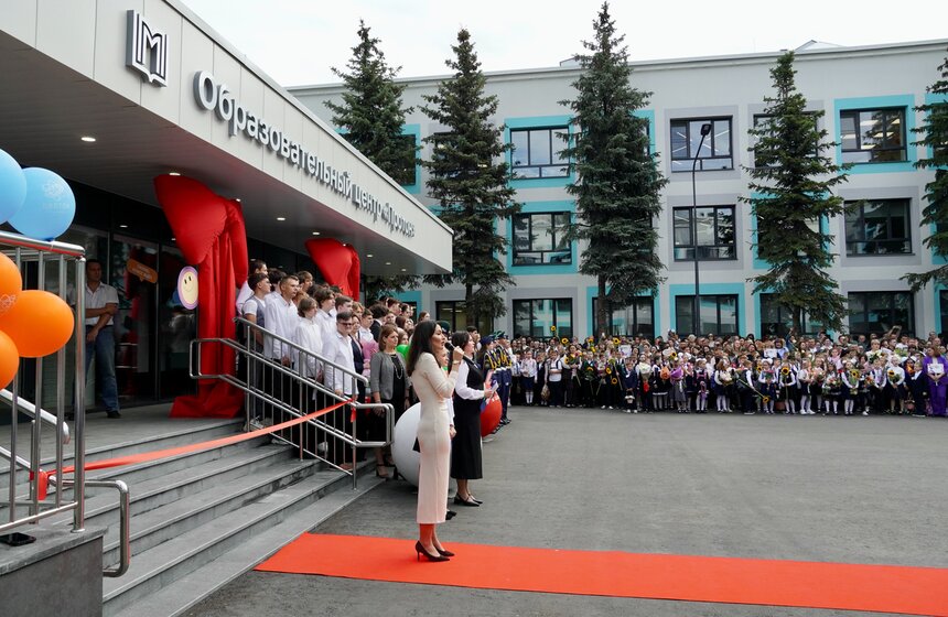 Праздничная линейка ко Дню знаний прошла в образовательном центре "Протон" 8 фото