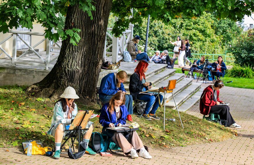 В "Коломенском" прошел массовый пленэр с участием более 1 800 художников 17 фото