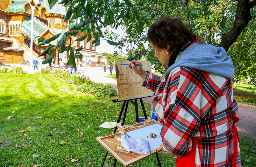 В "Коломенском" прошел массовый пленэр с участием более 1 800 художников 8 фото