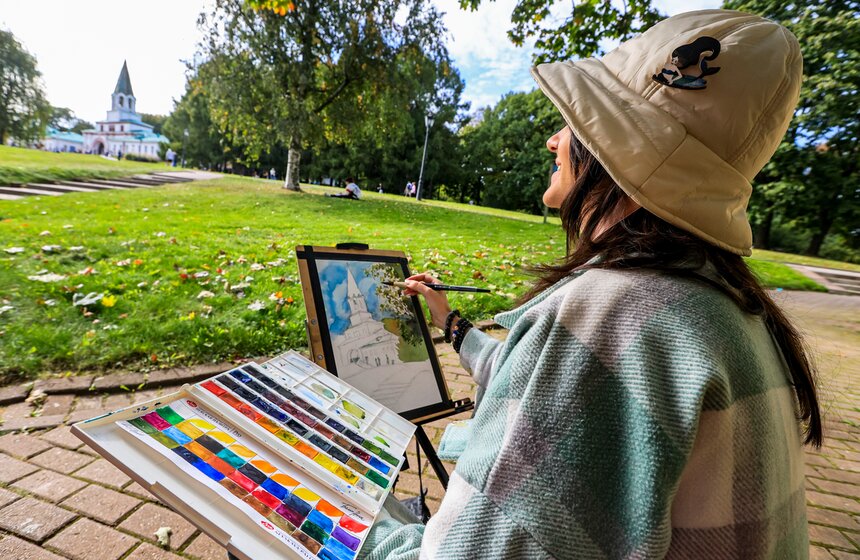 В "Коломенском" прошел массовый пленэр с участием более 1 800 художников 18 фото