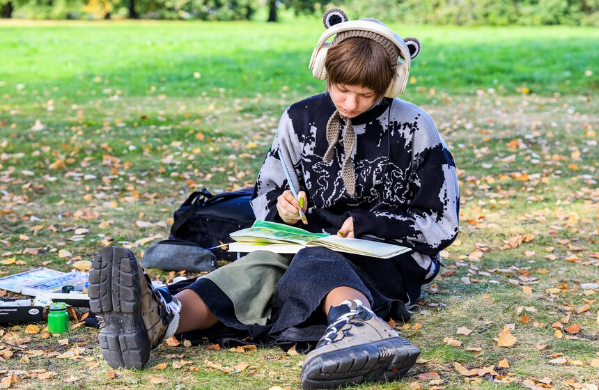 В "Коломенском" прошел массовый пленэр с участием более 1 800 художников 10 фото