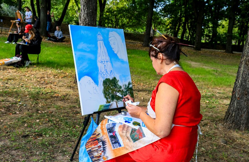 В "Коломенском" прошел массовый пленэр с участием более 1 800 художников 15 фото