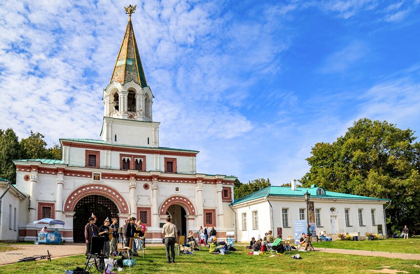 В "Коломенском" прошел массовый пленэр с участием более 1 800 художников 12 фото