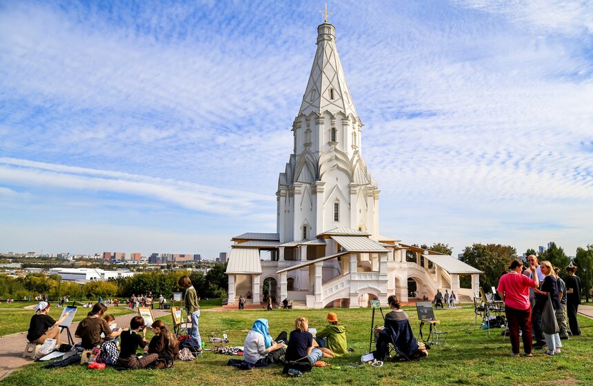 В "Коломенском" прошел массовый пленэр с участием более 1 800 художников 1 фото