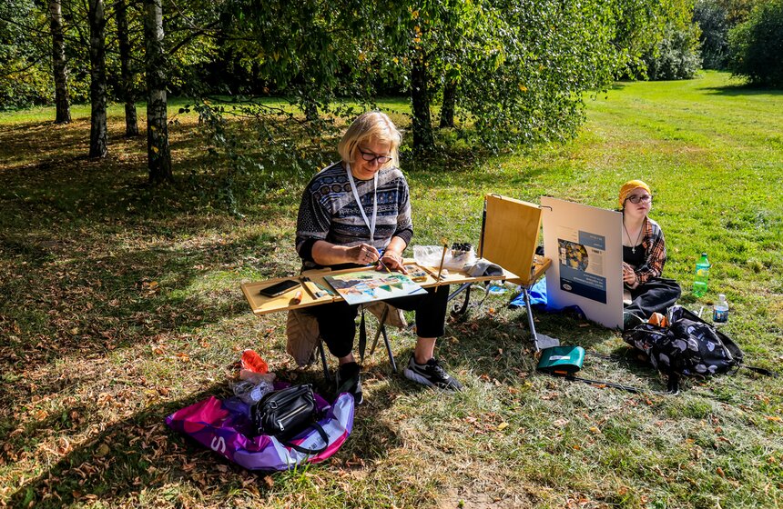 В "Коломенском" прошел массовый пленэр с участием более 1 800 художников 7 фото