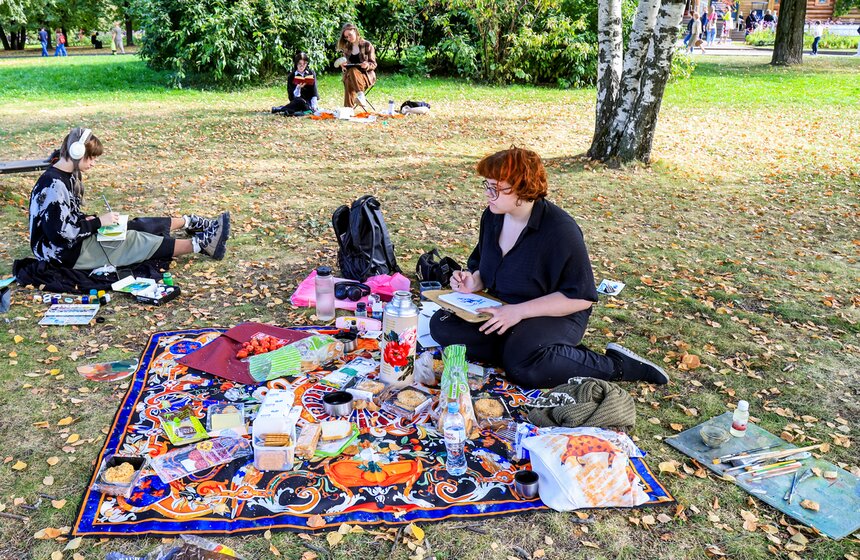 В "Коломенском" прошел массовый пленэр с участием более 1 800 художников 11 фото