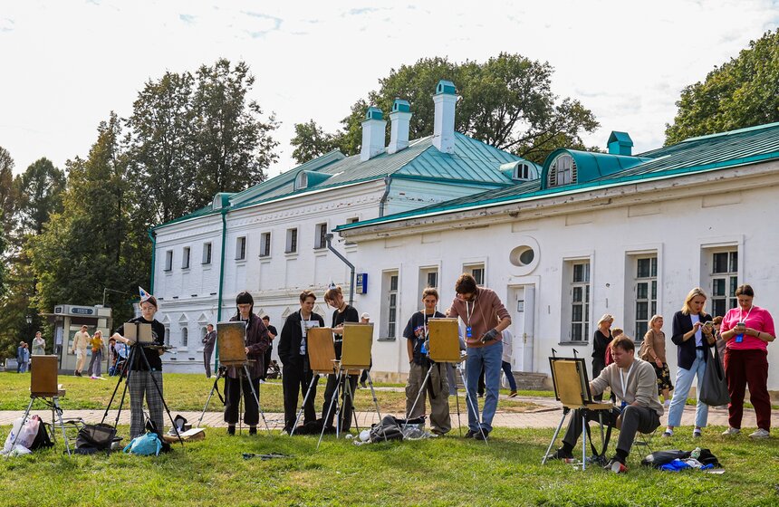 В "Коломенском" прошел массовый пленэр с участием более 1 800 художников 16 фото