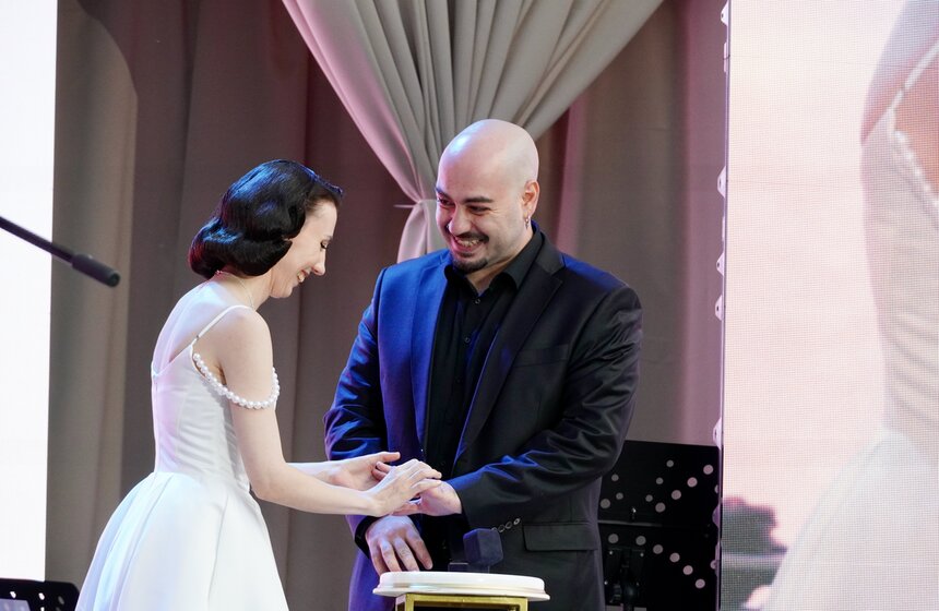 На Патриарших прудах впервые зарегистрировали брак на театральной сцене 13 фото