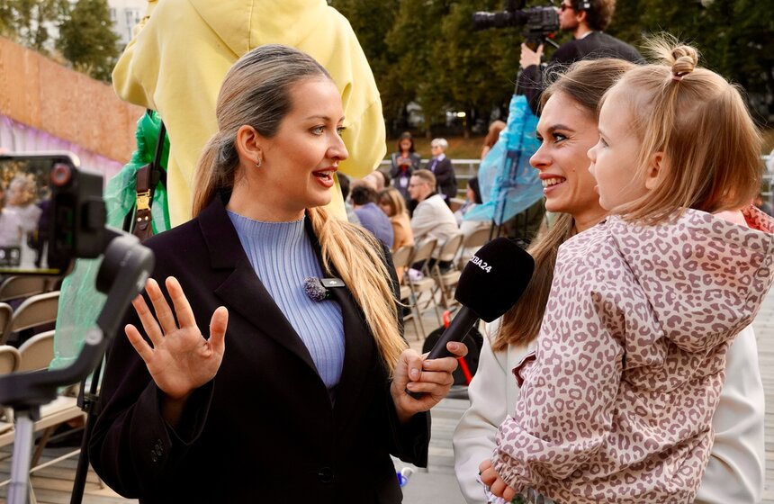 На Патриарших прудах впервые зарегистрировали брак на театральной сцене 11 фото