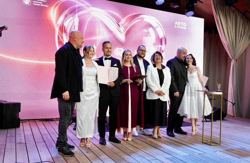 На Патриарших прудах впервые зарегистрировали брак на театральной сцене 15 фото