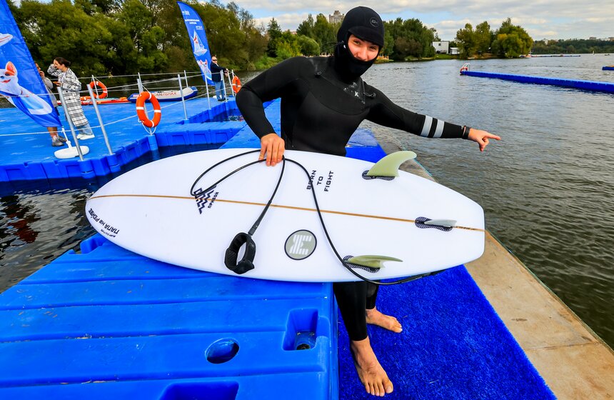 В Строгинском затоне прошли первые соревнования на искусственной волне 3 фото
