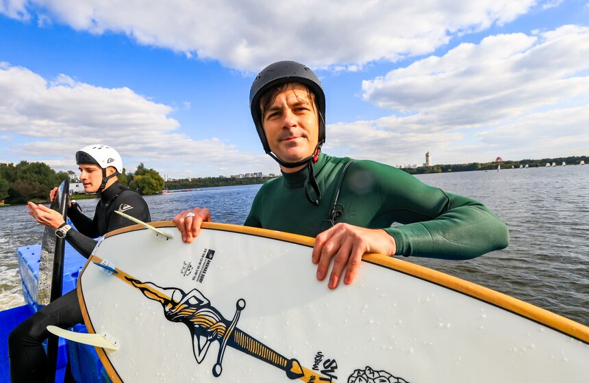 В Строгинском затоне прошли первые соревнования на искусственной волне 9 фото