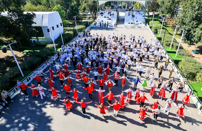 Танцевальный флешмоб "Московская кадриль" прошел в честь Дня города 1 фото
