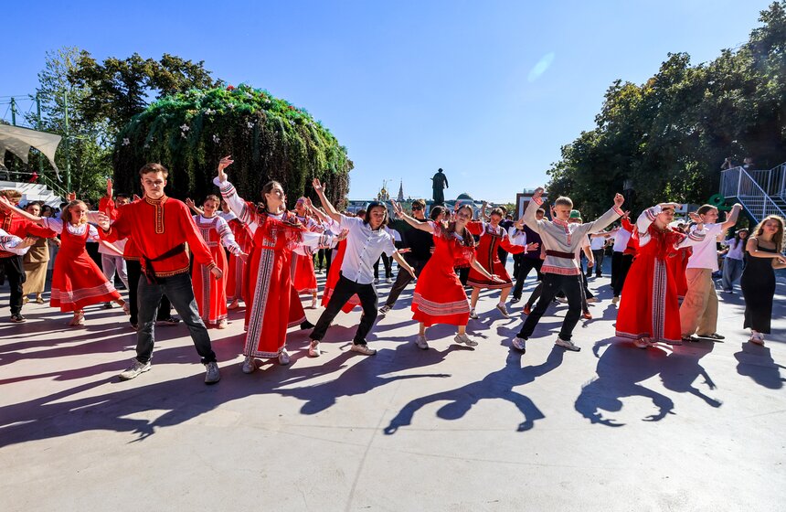 Танцевальный флешмоб "Московская кадриль" прошел в честь Дня города 16 фото