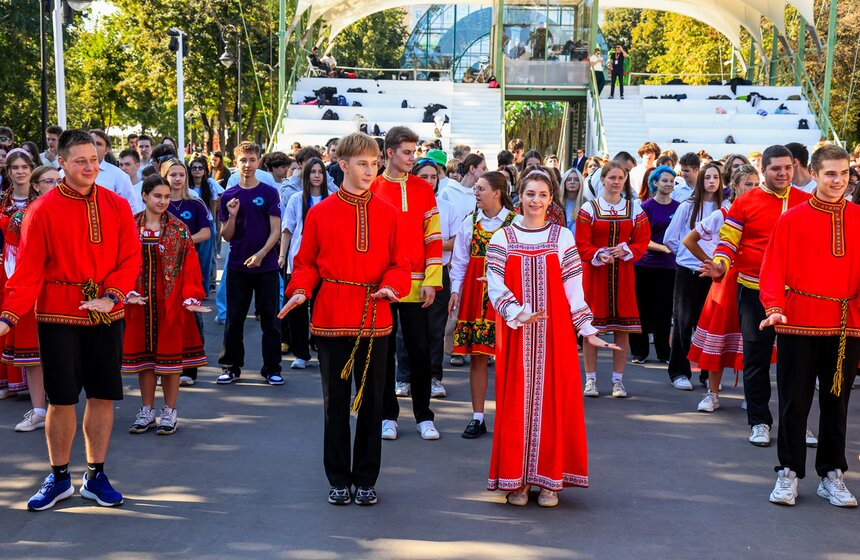 Танцевальный флешмоб "Московская кадриль" прошел в честь Дня города 5 фото