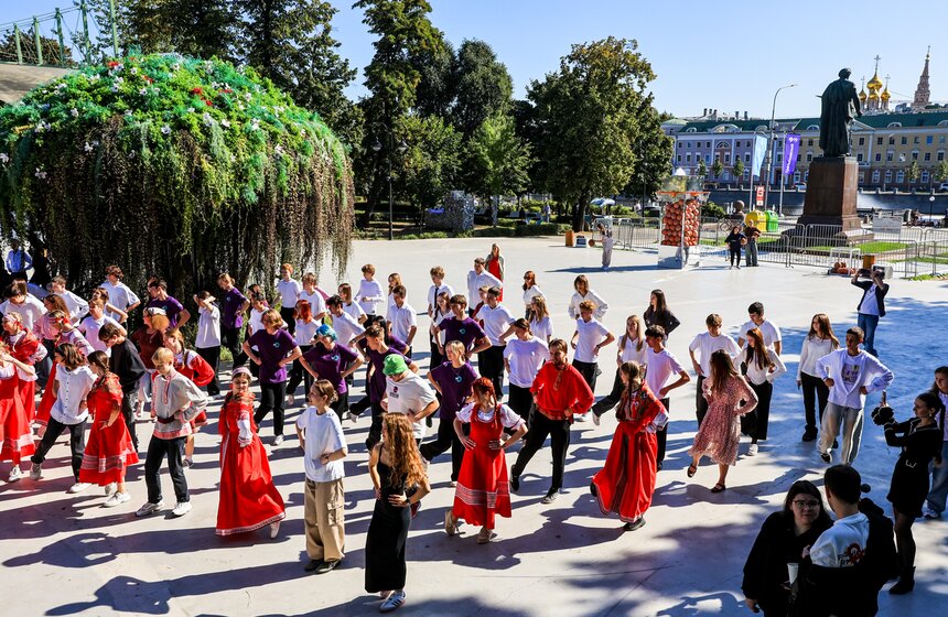 Танцевальный флешмоб "Московская кадриль" прошел в честь Дня города 18 фото