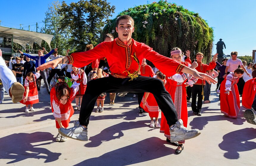 Танцевальный флешмоб "Московская кадриль" прошел в честь Дня города 7 фото