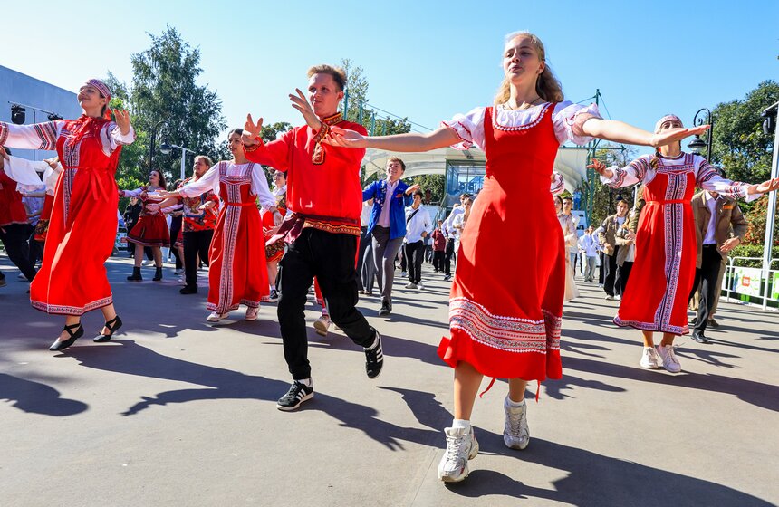 Танцевальный флешмоб "Московская кадриль" прошел в честь Дня города 15 фото
