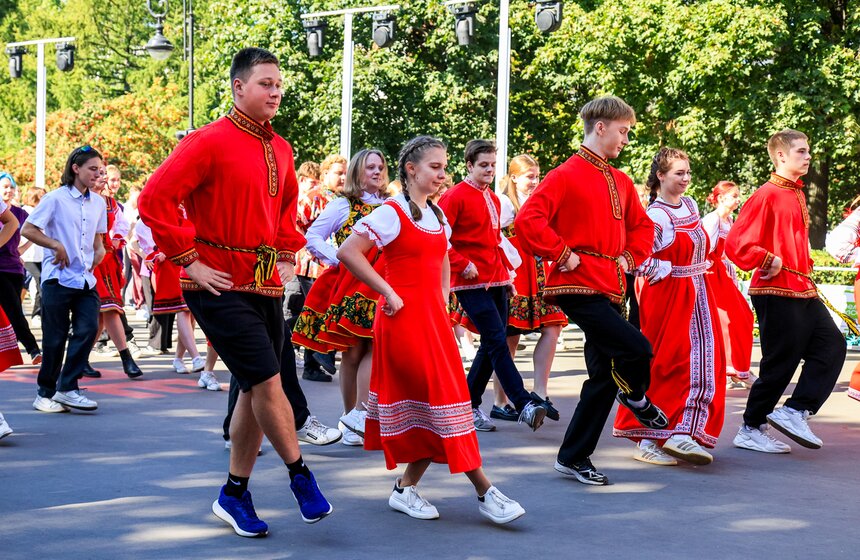 Танцевальный флешмоб "Московская кадриль" прошел в честь Дня города 9 фото