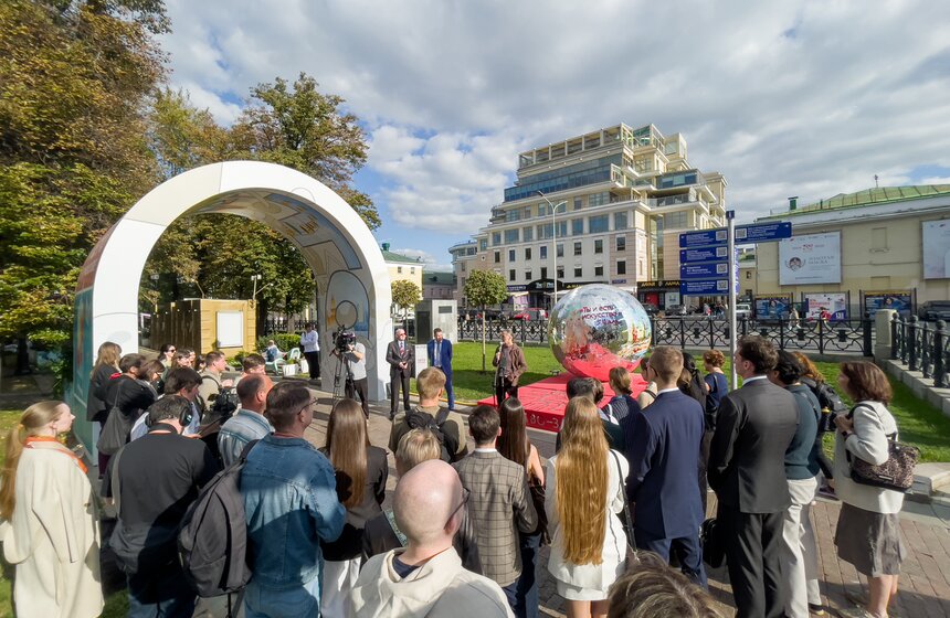Арт-объект "Ты и есть искусство" открылся на Страстном бульваре 10 фото