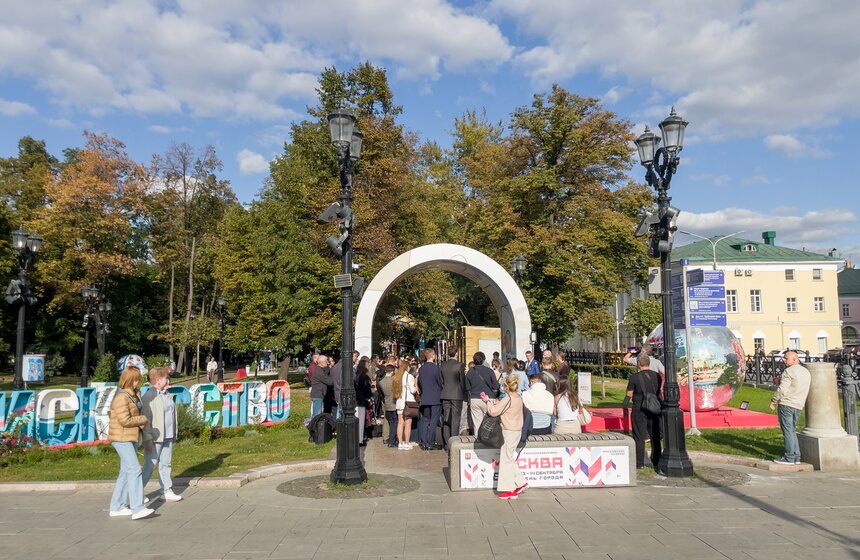 Арт-объект "Ты и есть искусство" открылся на Страстном бульваре 15 фото