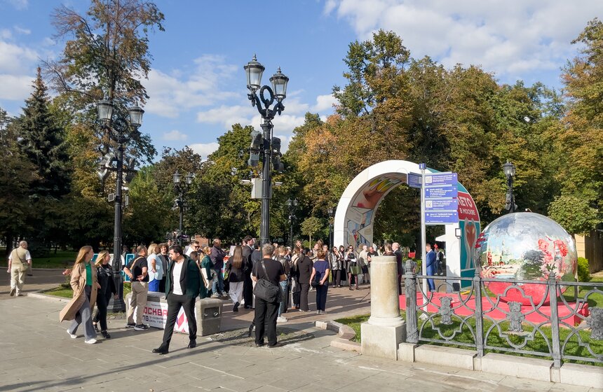 Арт-объект "Ты и есть искусство" открылся на Страстном бульваре 13 фото