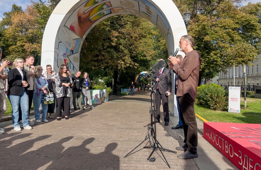 Арт-объект "Ты и есть искусство" открылся на Страстном бульваре 5 фото