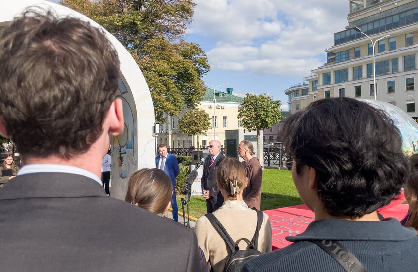 Арт-объект "Ты и есть искусство" открылся на Страстном бульваре 9 фото