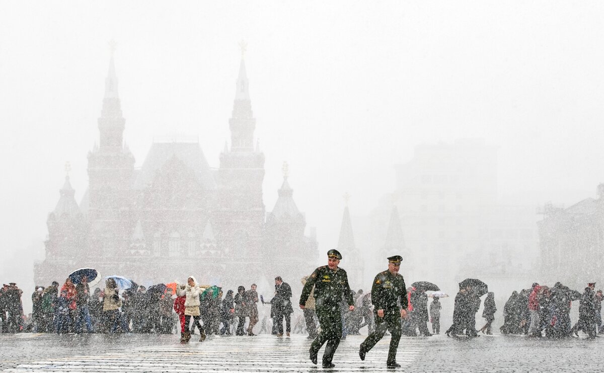 День победы дождь. Снежный февраль. День победы абакан. Военно патриотическая фигура из снега. Парад на день победы снег.