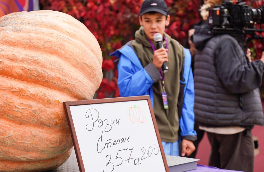 Тыкву весом 969 кг представили на выставке "Овощи-гиганты" 11 фото