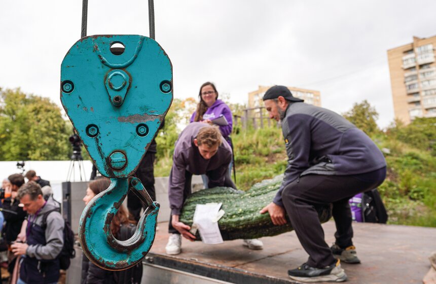 Тыкву весом 969 кг представили на выставке "Овощи-гиганты" 4 фото