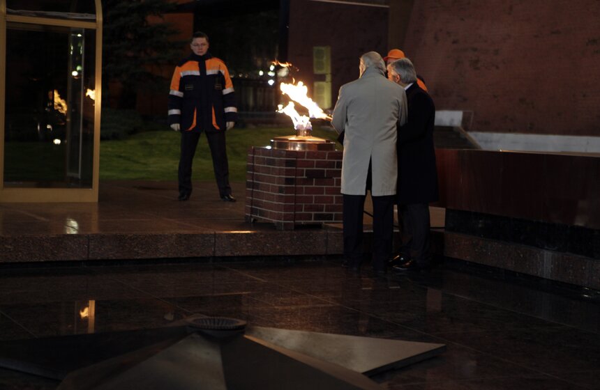 В Москве перед Днем Победы заменили горелку Вечного огня 8 фото