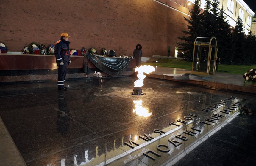В Москве перед Днем Победы заменили горелку Вечного огня 5 фото