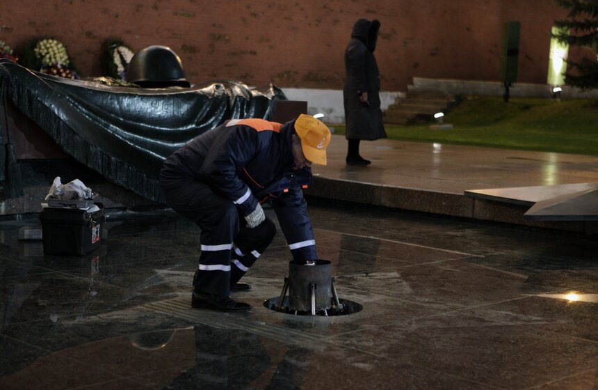 В Москве перед Днем Победы заменили горелку Вечного огня 4 фото