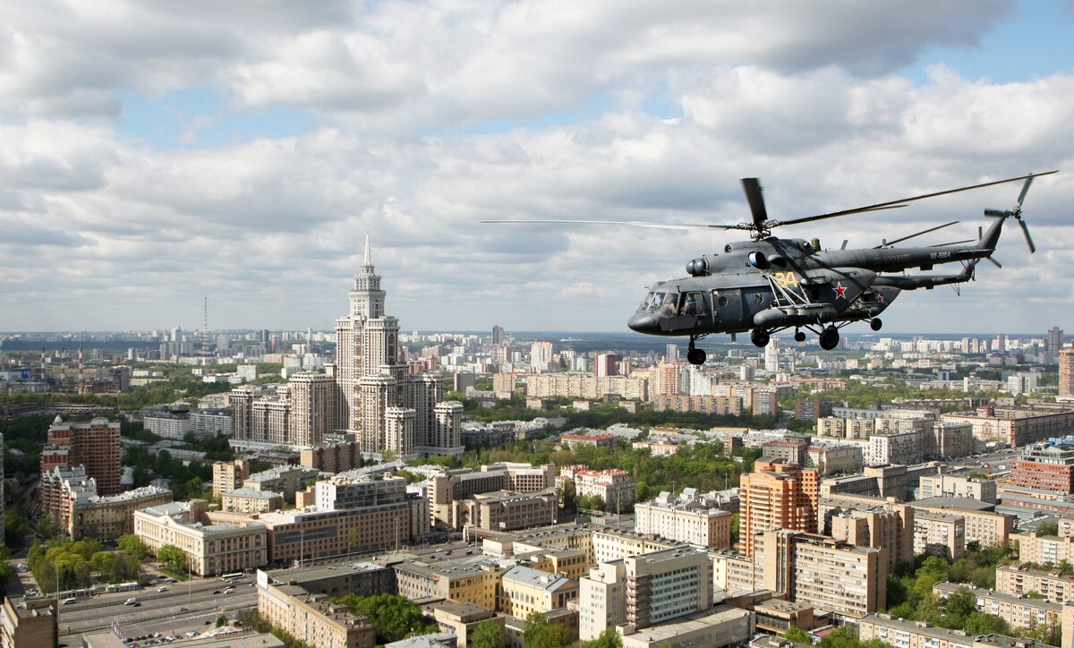 Вертолет над железногорском. Вертолет над Москвой. Вертолет над городом. Вертолеты над Москвой сейчас. Вертолет над Москва Сити.