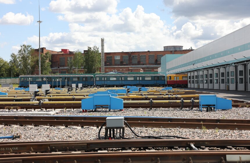 Тематический поезд к 90-летию Олега Табакова запустили в московском метро 3 фото