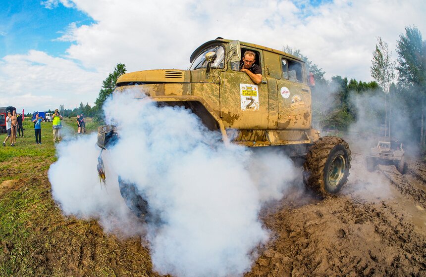 Автомобильные гонки по бездорожью прошли в Твери 26 фото