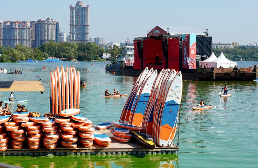 В Строгинском затоне прошел фестиваль "Zaryad Fest" 1 фото