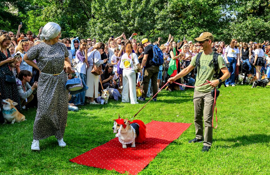 На ВДНХ прошел костюмированный парад корги 21 фото