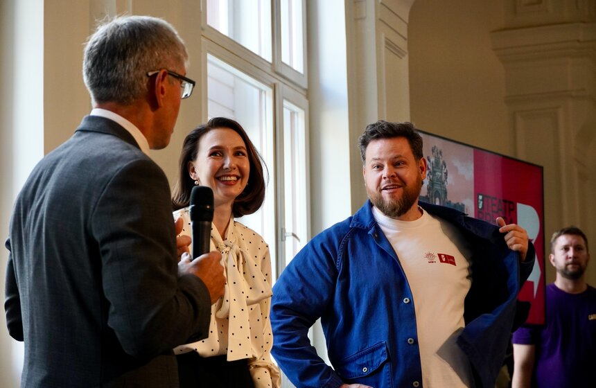 Сбор труппы прошел в Театре Маяковского перед открытием нового сезона 13 фото