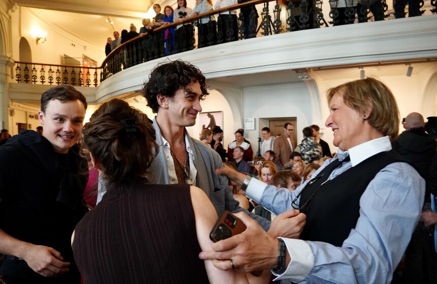 Сбор труппы прошел в Театре Маяковского перед открытием нового сезона 7 фото