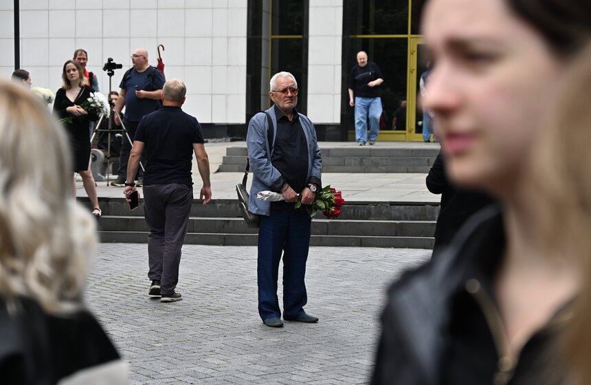 В Москве простились с режиссером Юрием Карой 12 фото