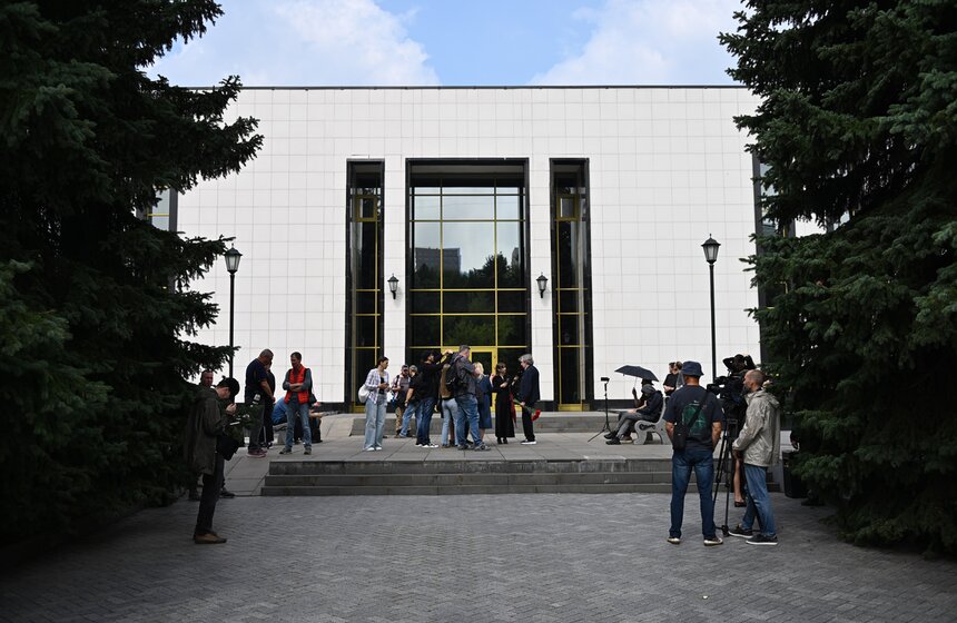 В Москве простились с режиссером Юрием Карой 21 фото