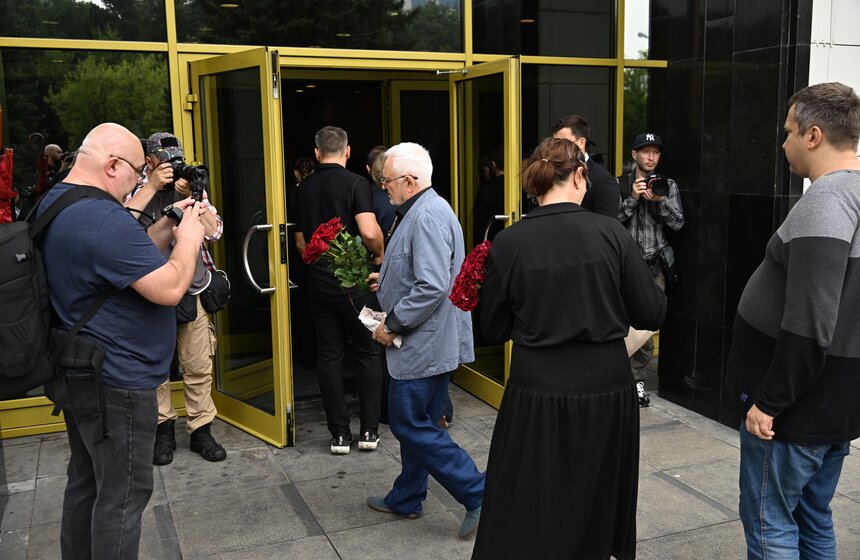 В Москве простились с режиссером Юрием Карой 17 фото