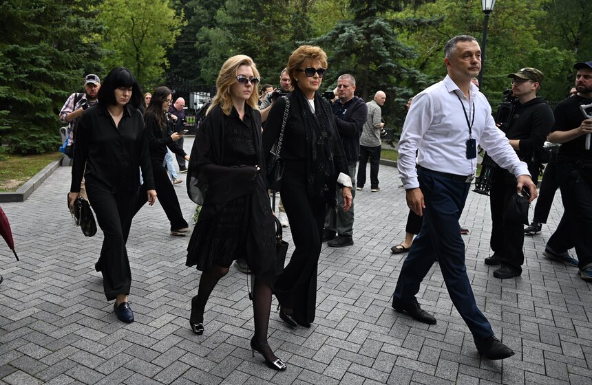 В Москве простились с режиссером Юрием Карой 8 фото