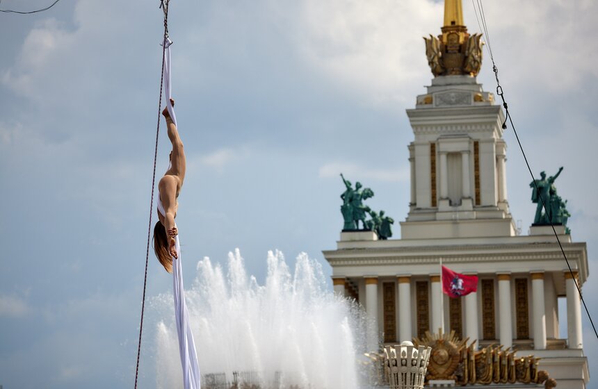 Фестиваль воздушных гимнастов "Трапеция" прошел на ВДНХ 5 фото
